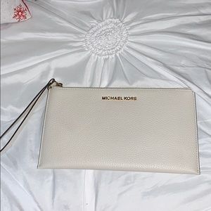 MICHAEL KORS WRISTLET CLUTCH